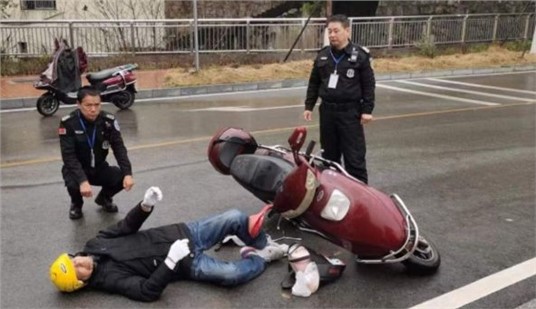 老人騎車不慎摔倒，亮劍保安及時救助！