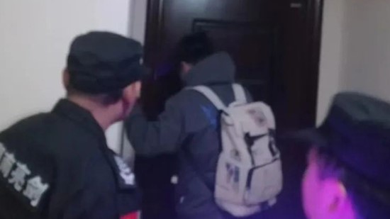 醉酒男子躺在地下車庫(kù) 熱心保安送其回家 